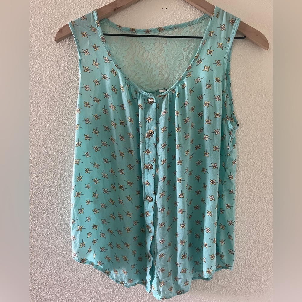 Edge Pinwheel Print Lace Back Sleeveless Top with Buttons